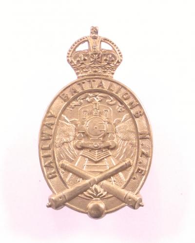 Railway Battalions New Zealand Engineers cap badge with J.R. Gaunt, London tablet to reverse. 