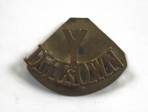 Y / DofL'sOWN WW1 Duke of Lancasters Own Yeomanry Brass Shoulder Title.
