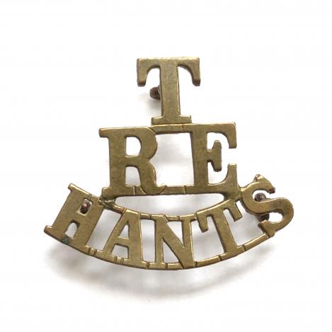 T / RE/  HANTS brass Fortress Engineers shoulder title circa 1908-21