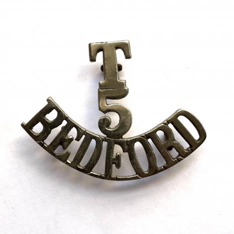 T / 5 / BEDFORD post 1908 white metal shoulder title