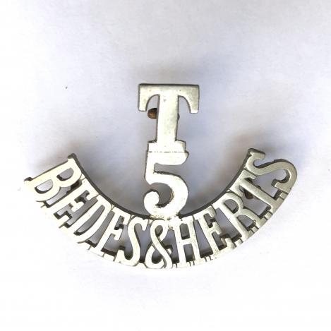 T / 5 / BEDFS & HERTS post 1921 white metal shoulder title