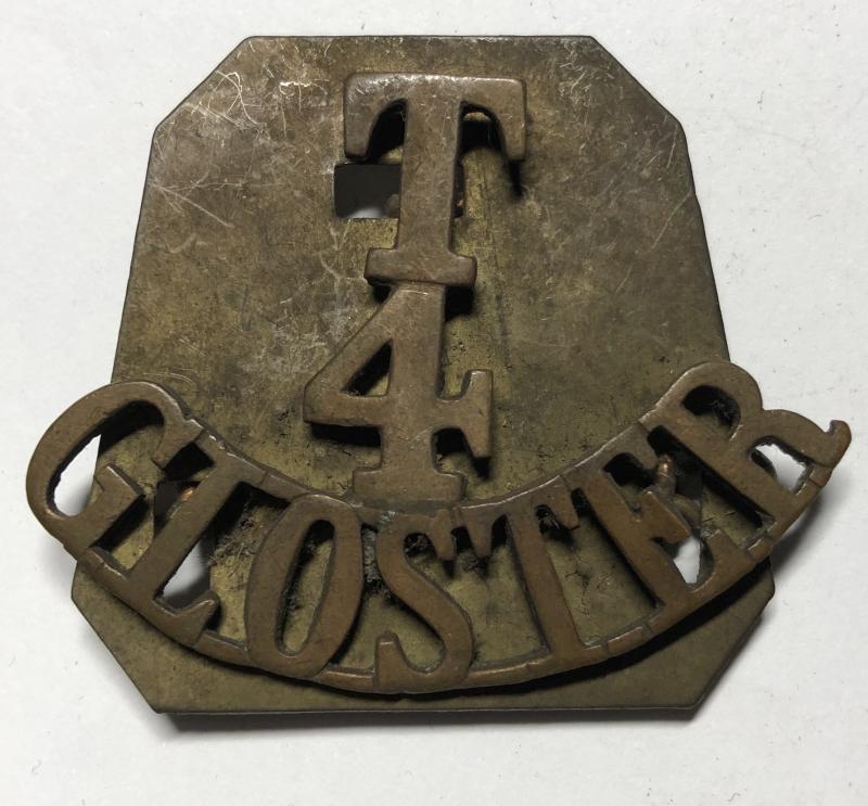 T / 4 / GLOSTER WW1 shoulder title.