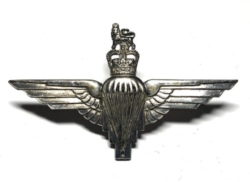 Parachute Regiment Officer's red beret badge.