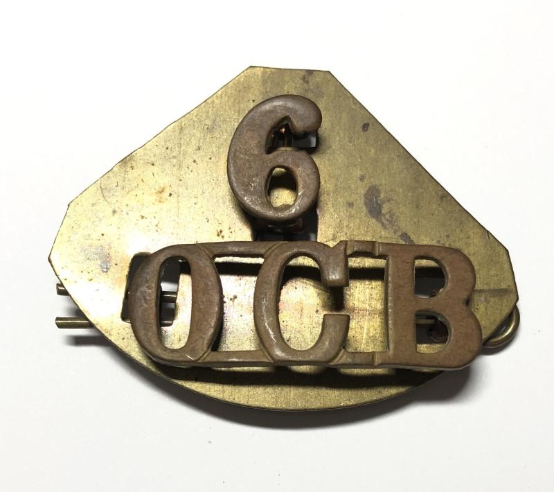 6 / OCB  WW1 Officer Cadet Battalion brass shoulder title.