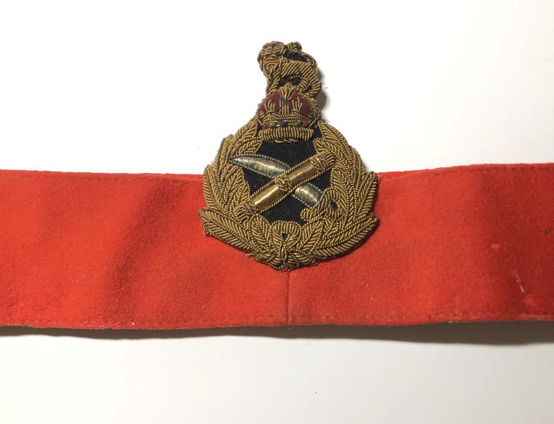 General's WW2 bullion cap badge on scarlet band.