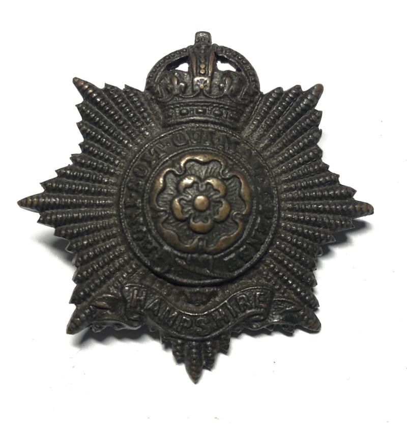 Hampshire Regiment WW2 OSD cap badge .