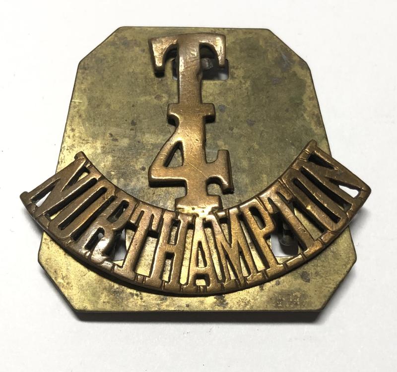 T / 4 / NORTHAMPTON WW1 shoulder title.