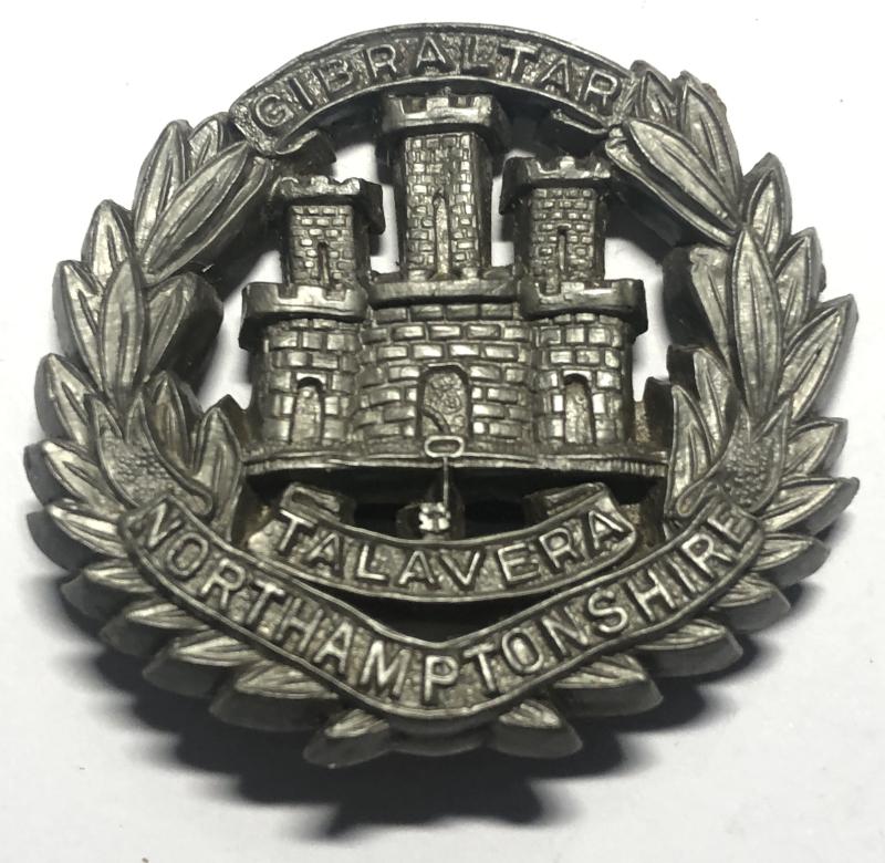 Northamptonshire Regiment WW2 plastic econpmy cap badge c. 1943-45.