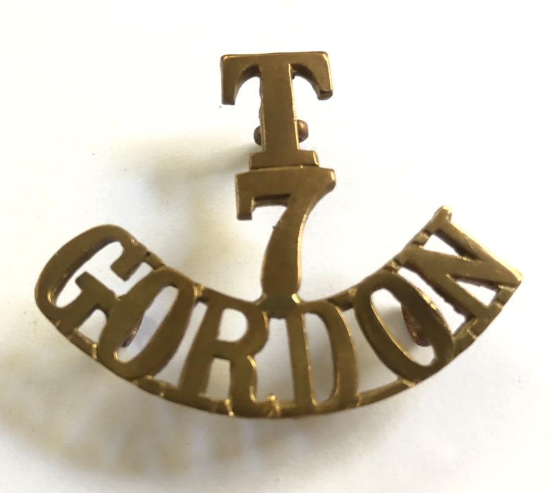 T / 7 / GORDON WW1 Scottish Gordon Highlanders brass shoulder title c. 1908-21.