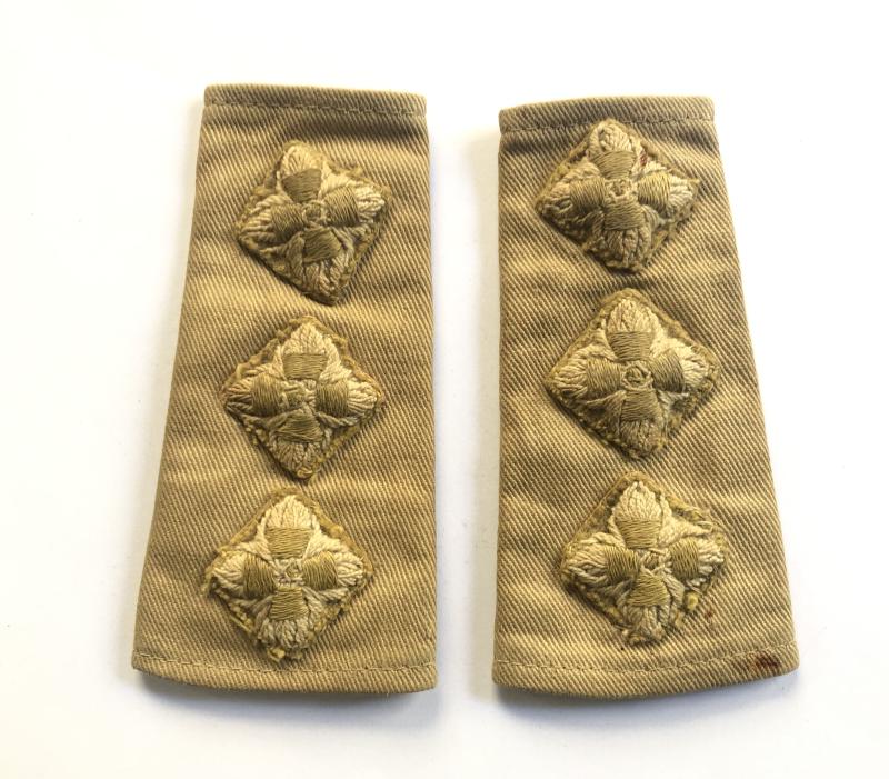 WW2 pair of Captain's rank slides.